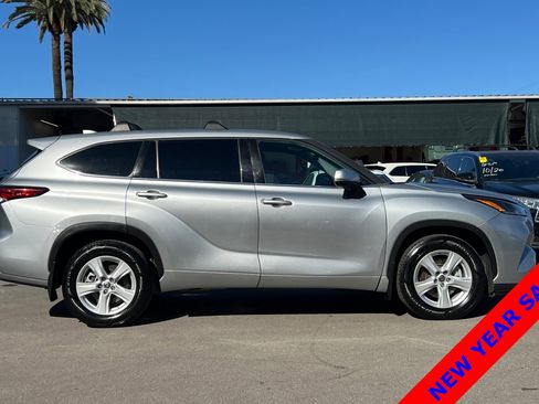 Used 2021 Toyota Highlander LE image 3
