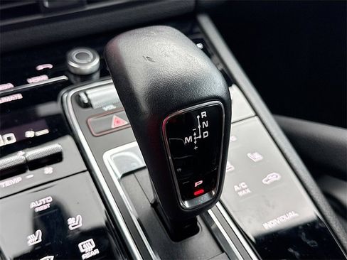 Used 2020 Porsche Cayenne w/ Premium Package image 18