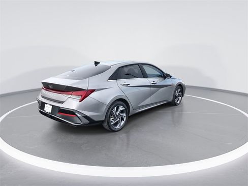 Used 2024 Hyundai Elantra SEL w/ Convenience Package image 8