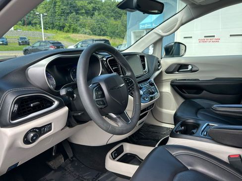 Used 2023 Chrysler Pacifica Touring-L FWD image 14