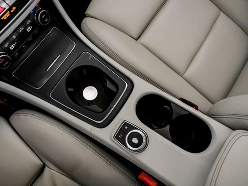 Used 2018 Mercedes-Benz GLA 250 4MATIC w/ Premium Package image 23