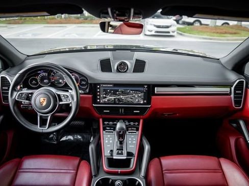 Used 2023 Porsche Cayenne Platinum Edition image 24
