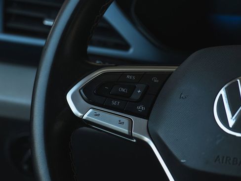 Used 2022 Volkswagen Taos SE image 32