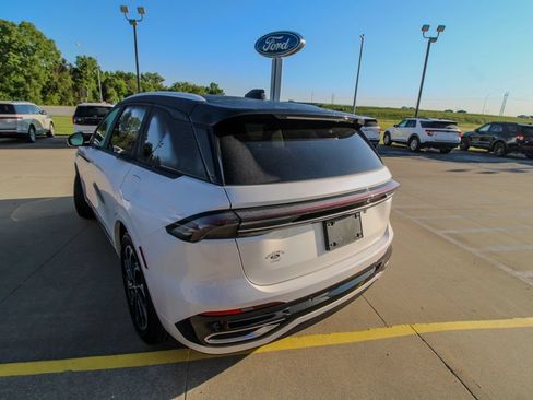 Used 2025 Lincoln Nautilus Reserve AWD/4WD image 4