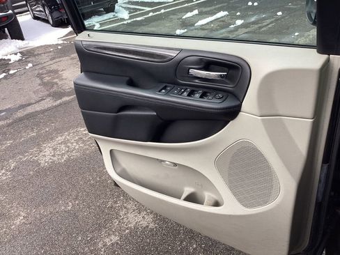 Used 2019 Dodge Grand Caravan SE w/ UConnect Hands-Free Group image 18