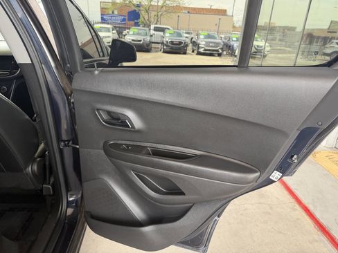 Used 2022 Chevrolet Trax LT w/ LT Convenience Package AWD/4WD image 11