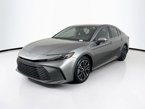 Used 2025 Toyota Camry XLE image 2