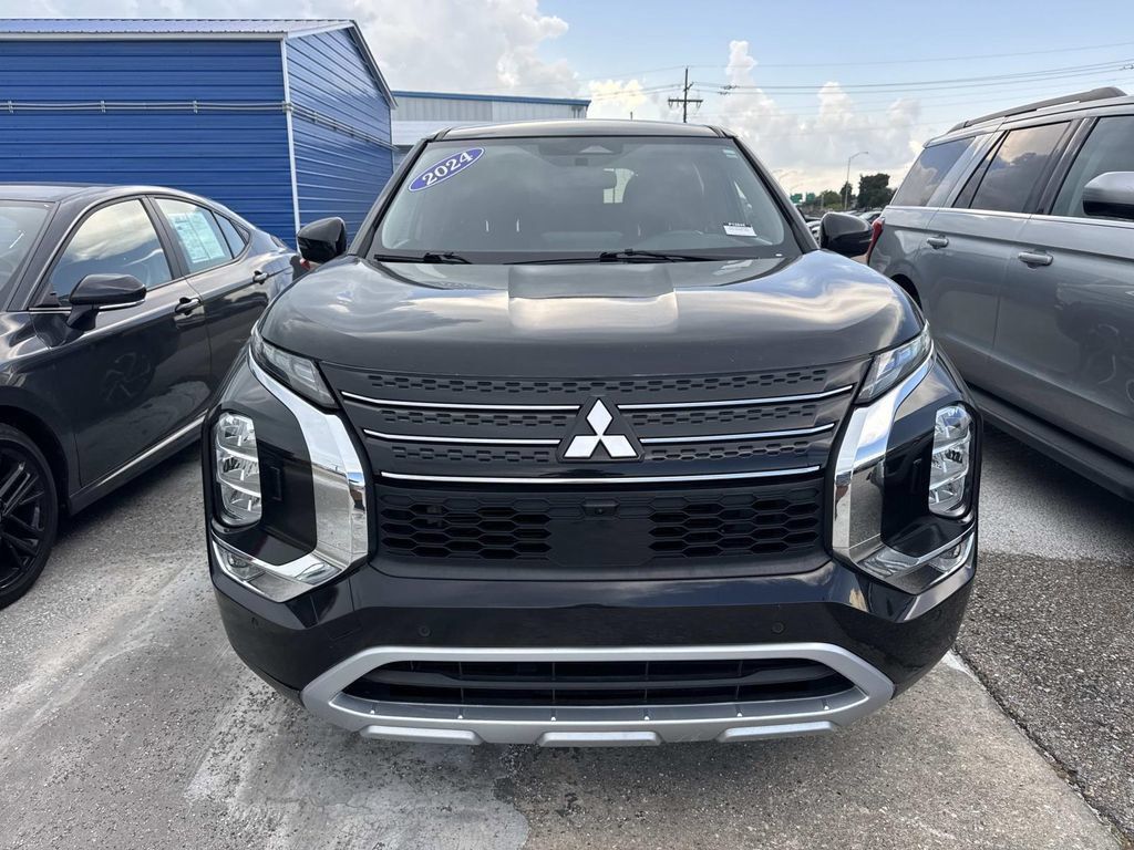 Used 2024 Mitsubishi Outlander SE AWD/4WD image 2