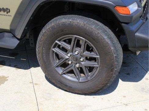 Used 2025 Jeep Wrangler Unlimited Sport AWD/4WD image 11
