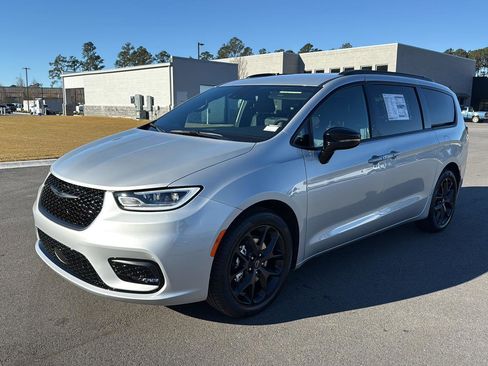 New 2026 Chrysler Pacifica Select w/ S Appearance Package image 3