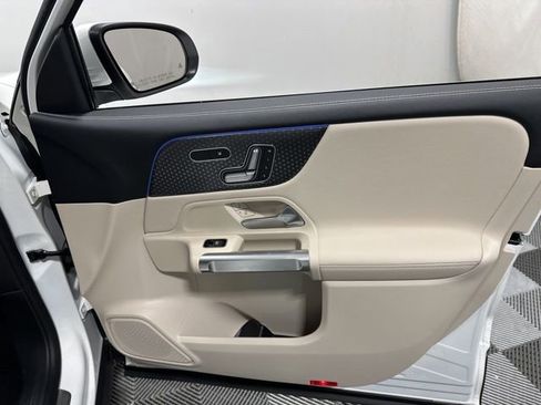 Used 2025 Mercedes-Benz GLB 250 4MATIC image 32