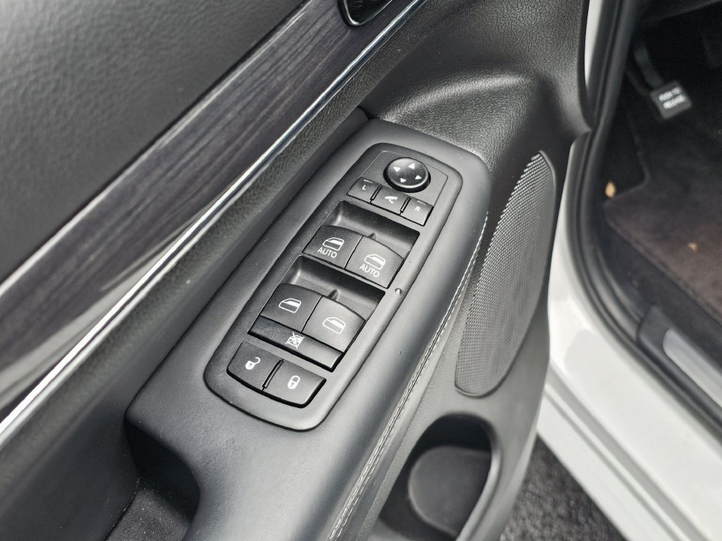 Used 2020 Jeep Grand Cherokee Overland AWD/4WD image 18