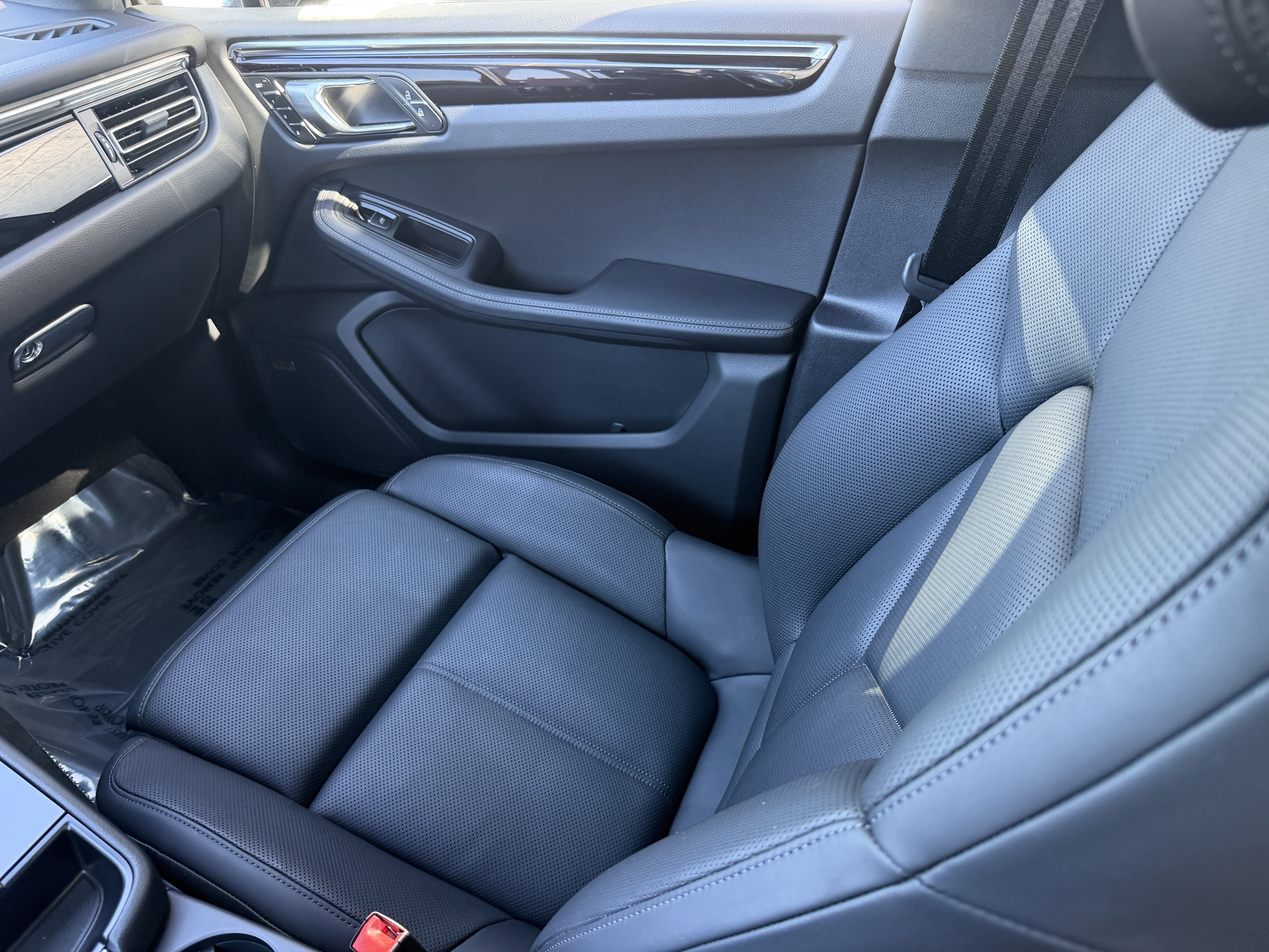 Certified 2026 Porsche Macan AWD/4WD image 17