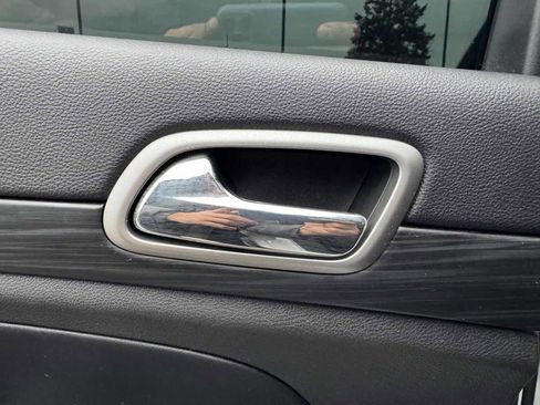 Used 2019 Jeep Grand Cherokee Laredo w/ Security & Convenience Group image 39