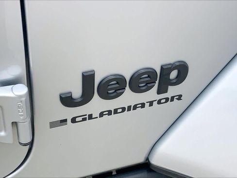 Used 2024 Jeep Gladiator Sport AWD/4WD image 19