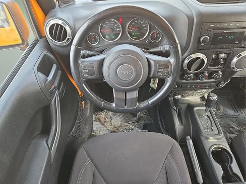 Used 2013 Jeep Wrangler Unlimited Sahara image 13