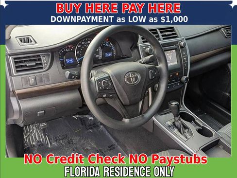 Used 2015 Toyota Camry SE image 3