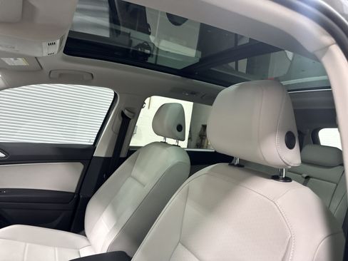 Used 2019 Volkswagen Tiguan SE w/ Panoramic Sunroof Package AWD/4WD image 12