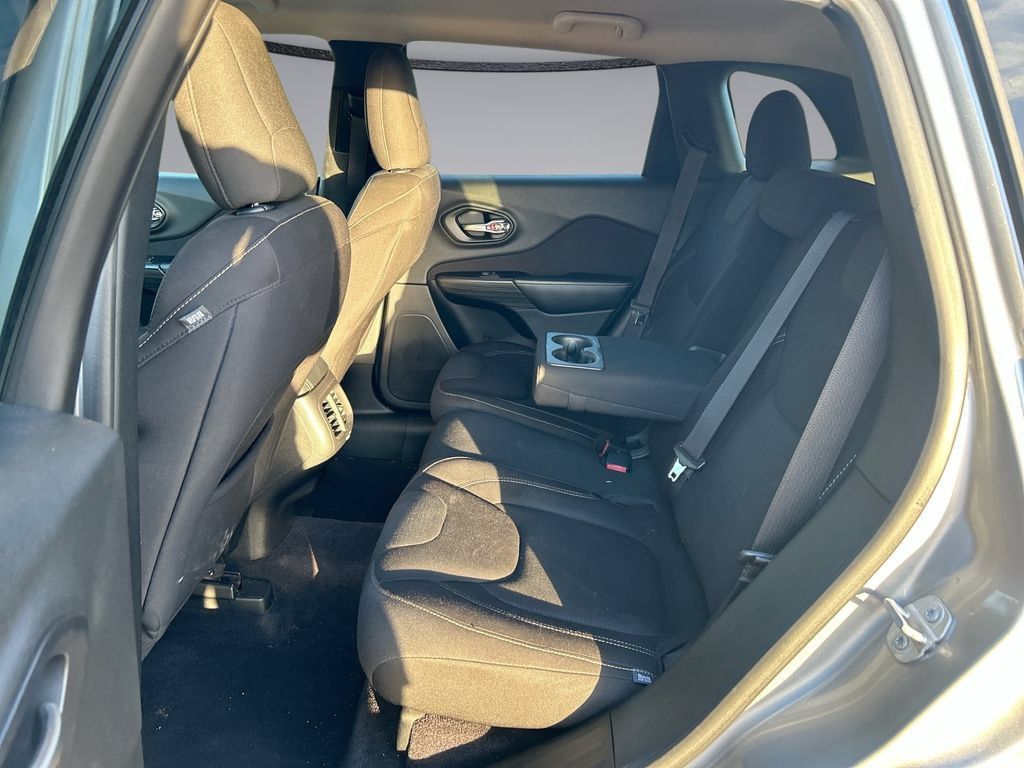 Used 2017 Jeep Cherokee Latitude FWD image 25