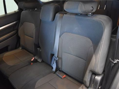 Used 2018 Ford Explorer XLT AWD/4WD image 6