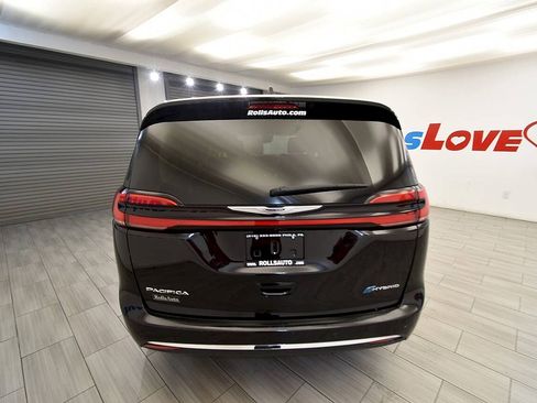 Used 2024 Chrysler Pacifica Limited FWD image 4