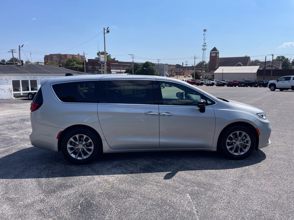 Used 2026 Chrysler Pacifica Limited FWD image 4