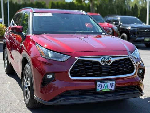 Certified 2021 Toyota Highlander XLE AWD/4WD image 7