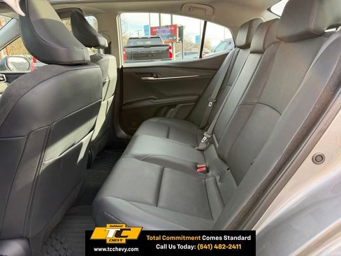 Used 2025 Toyota Camry XLE image 8