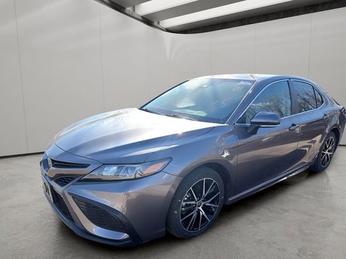 Used 2023 Toyota Camry SE image 3