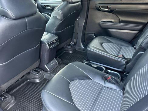 Used 2024 Toyota Highlander XSE FWD image 14