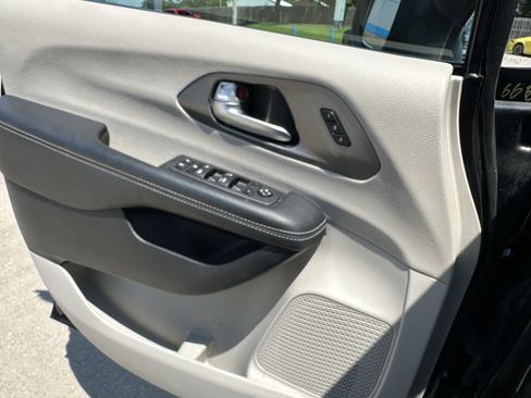 Used 2023 Chrysler Pacifica Touring-L FWD image 14