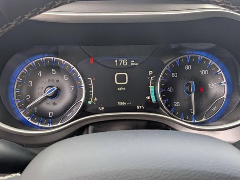 Used 2024 Chrysler Pacifica Touring-L FWD image 16