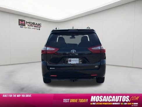 Used 2018 Toyota Sienna LE w/ Carpet Mat Package AWD/4WD image 6