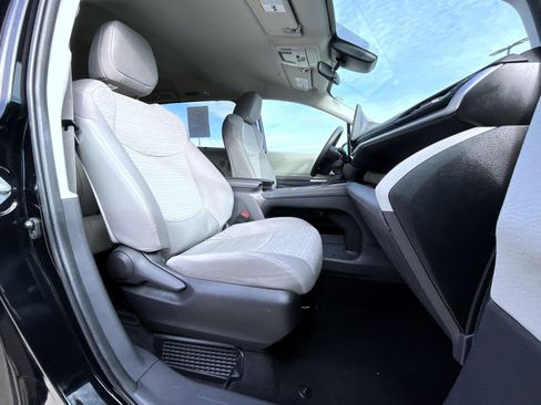 Used 2024 Toyota Sienna LE image 17