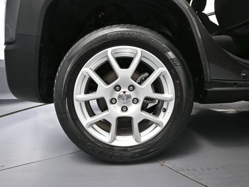 Used 2021 Jeep Renegade Latitude w/ Convenience Group AWD/4WD image 11