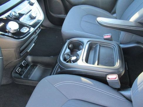 Used 2018 Chrysler Pacifica Touring Plus w/ S Appearance Package FWD image 17