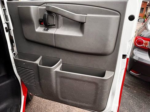 Used 2017 GMC Savana 3500 RWD image 29