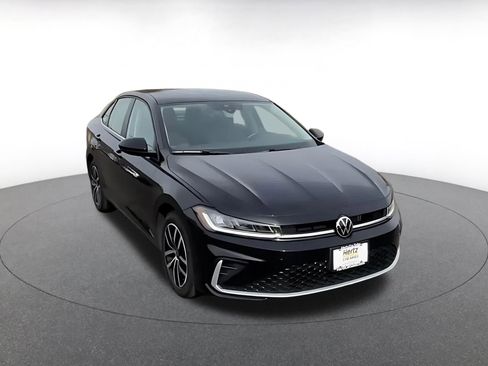 Used 2025 Volkswagen Jetta SE image 3