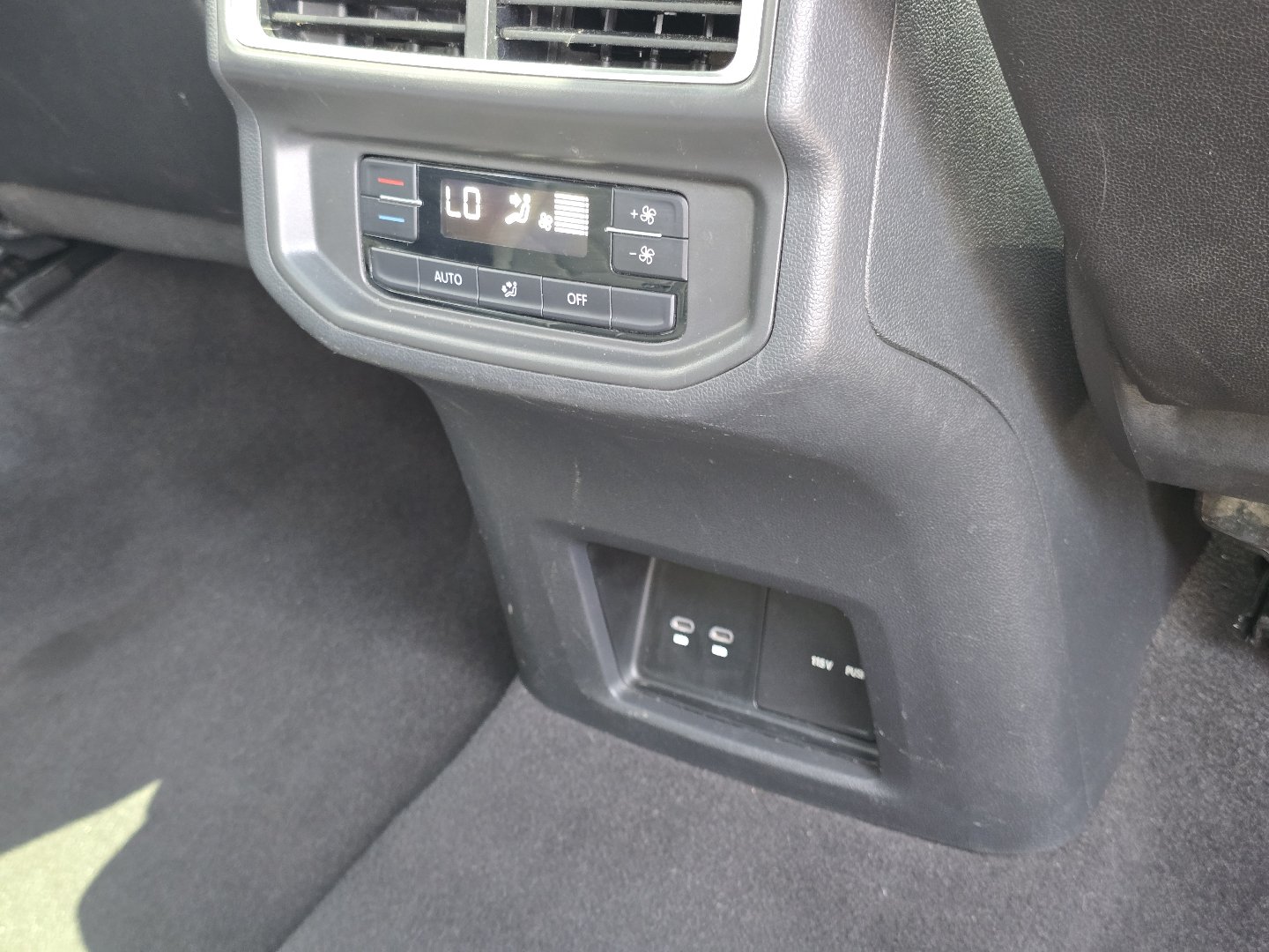Used 2024 Volkswagen Atlas SE AWD/4WD image 29