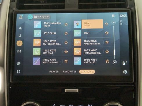 Certified 2025 Land Rover Discovery Dynamic SE image 23