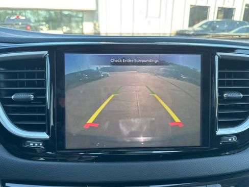 Used 2023 Chrysler Pacifica Touring-L FWD image 20