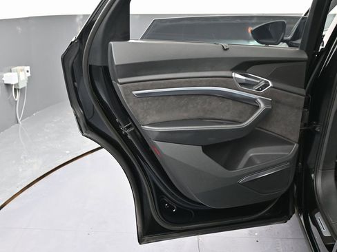 Used 2019 Audi e-tron Prestige w/ Prestige Package image 38