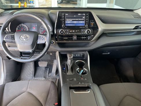 Used 2021 Toyota Highlander LE FWD image 11