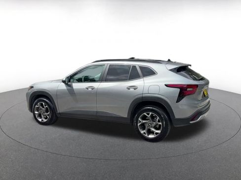 Used 2025 Chevrolet Trax LT FWD image 9
