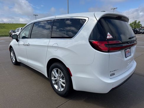 New 2027 Chrysler Pacifica Select w/ Family Tech Group AWD/4WD image 26