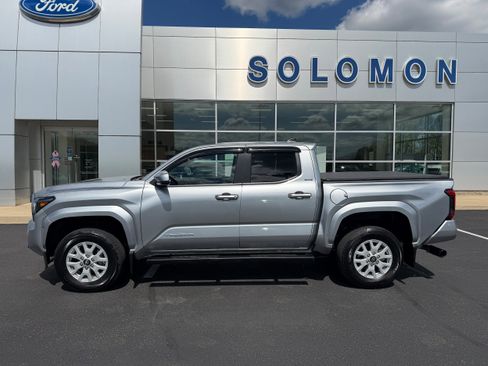 Used 2025 Toyota Tacoma SR5 AWD/4WD image 9