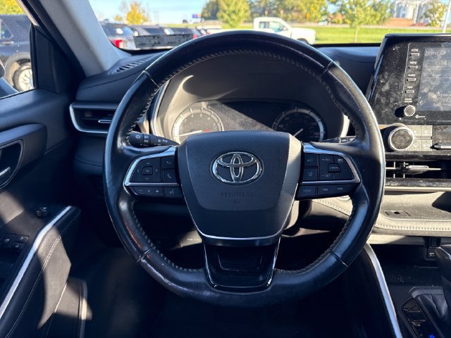 Used 2021 Toyota Highlander XLE AWD/4WD image 23