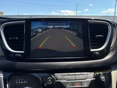 Used 2023 Chrysler Pacifica Touring-L FWD image 18
