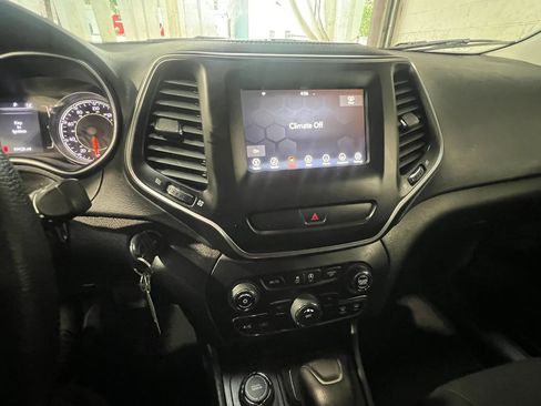 Used 2020 Jeep Cherokee Latitude AWD/4WD image 21