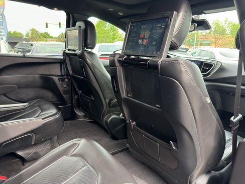 Used 2019 Chrysler Pacifica Touring-L Plus FWD image 21